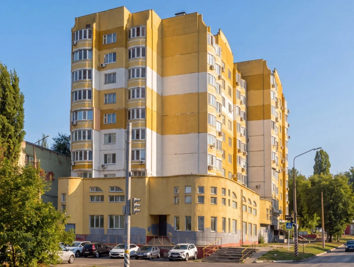 Продажа единым лотом двух помещений общей площадью 924,2 кв. м в г. Энгельс Саратовской области